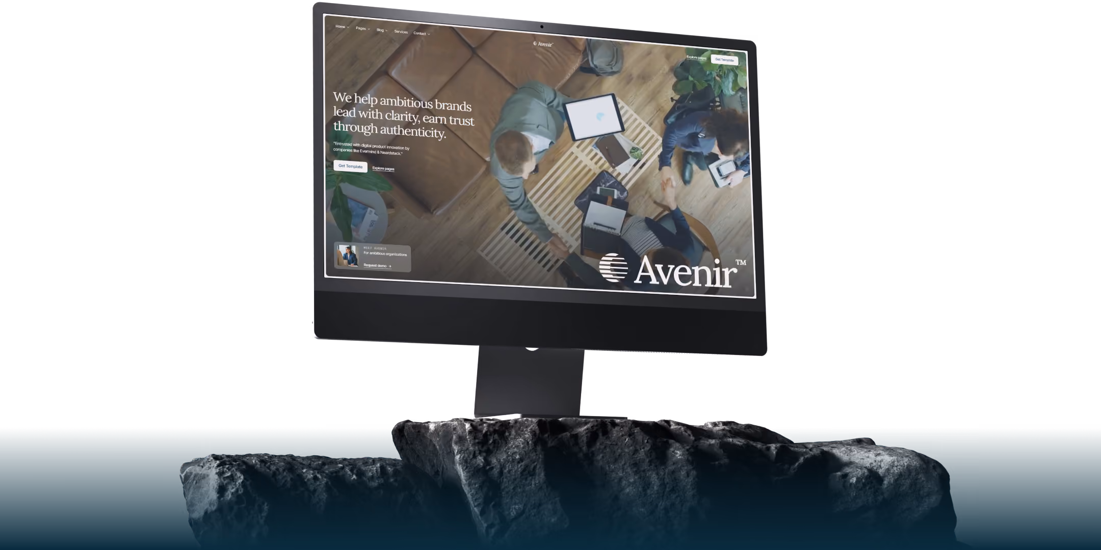 Tablet e smartphone exibindo páginas de site de design de serviços com pessoas e texto, com caneta apontando para o tablet.