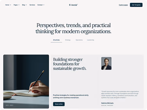Página de site com texto sobre pensamento organizacional moderno e uma pessoa escrevendo em um caderno.